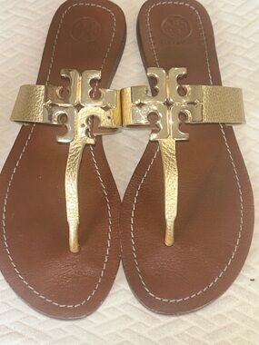 Tory Burch Gold Logo Thong Sandals - Brown